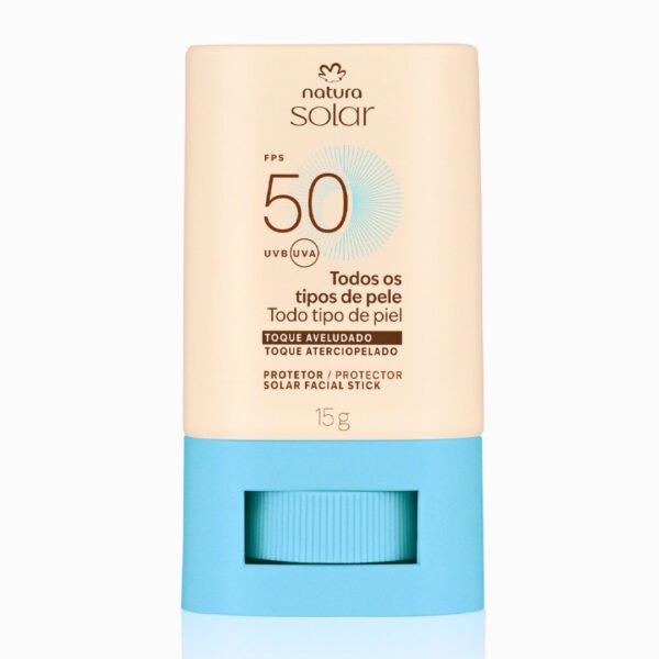 Protector solar facial en barra (Stick) Natura Solar FPS 50 en envase beige y azul claro, con toque aterciopelado.