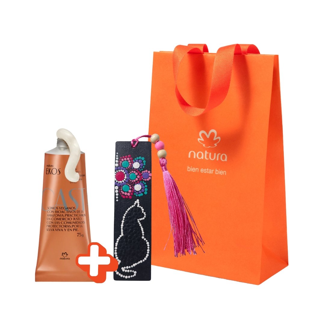 Regalo Natura Ekos Castaña (crema de manos) y un marcador de libros (separador) artesanal negro con diseño de gato y borla rosa. (Elaborada en madera con la técnica de puntillismo). También tiene una bolsa de regalo naranja de la marca.