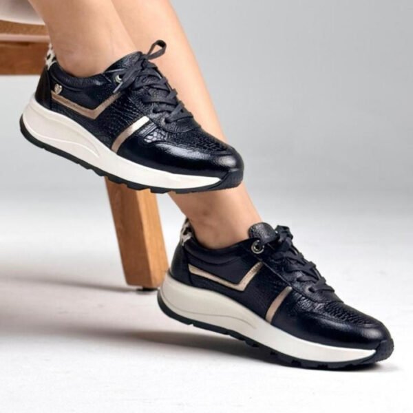 Tenis casuales de cuero negros (modelo Hada) con textura efecto piel de cocodrilo, detalles dorados metálicos, suela blanca y un toque de estampado animal en el talón