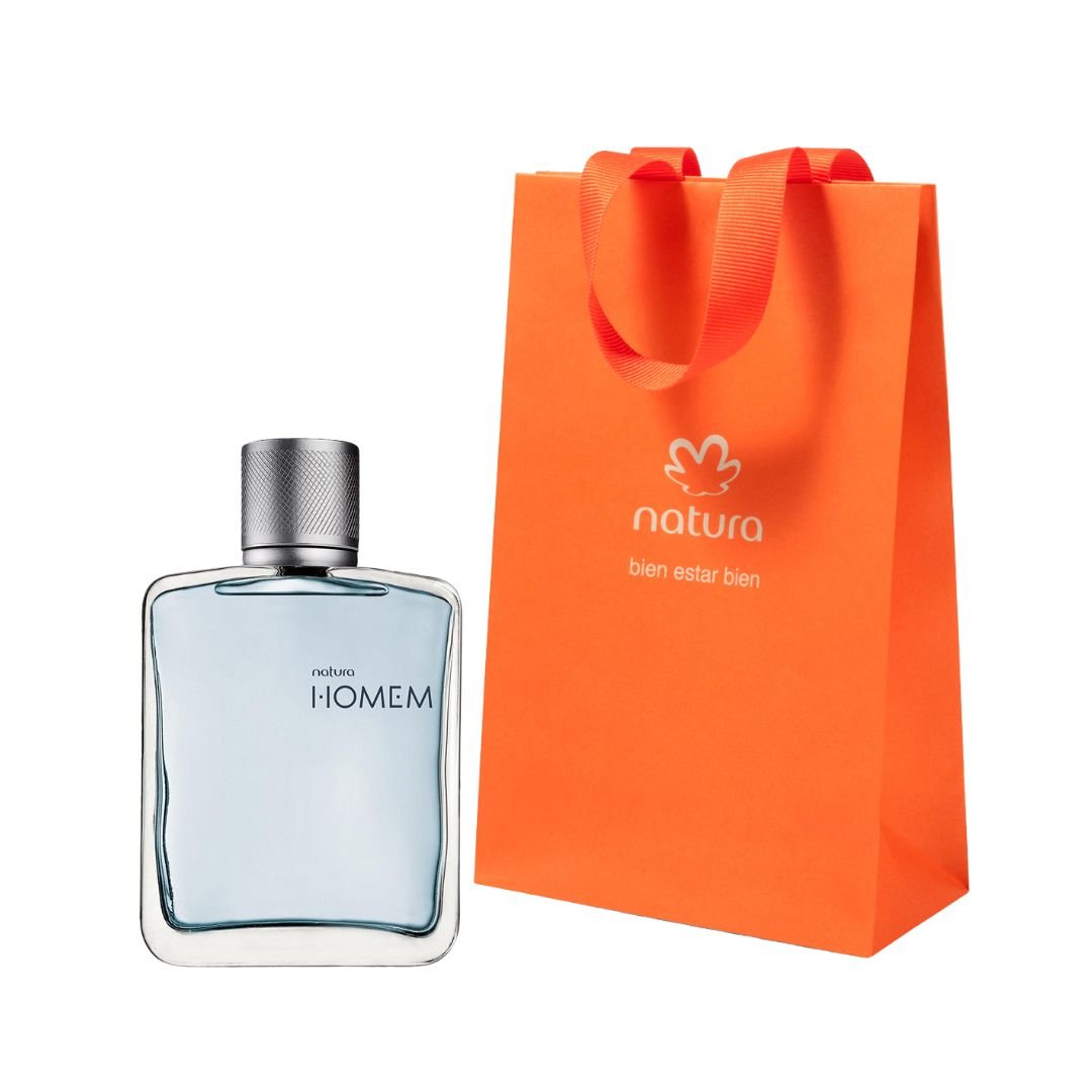 Combo de regalo Natura Hombre Clásico. La fragancia masculina está en un frasco rectangular de vidrio transparente con el líquido azul claro y una tapa plateada texturizada, presentado junto a una bolsa de regalo de color naranja