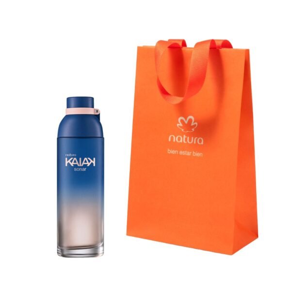 Combo de regalo Natura Kaiak Sonar. La fragancia femenina está en un frasco cilíndrico con un degradado de azul oscuro a transparente en la base, y una tapa azul mate con un detalle rosa. El perfume se presenta junto a una bolsa de regalo naranja.