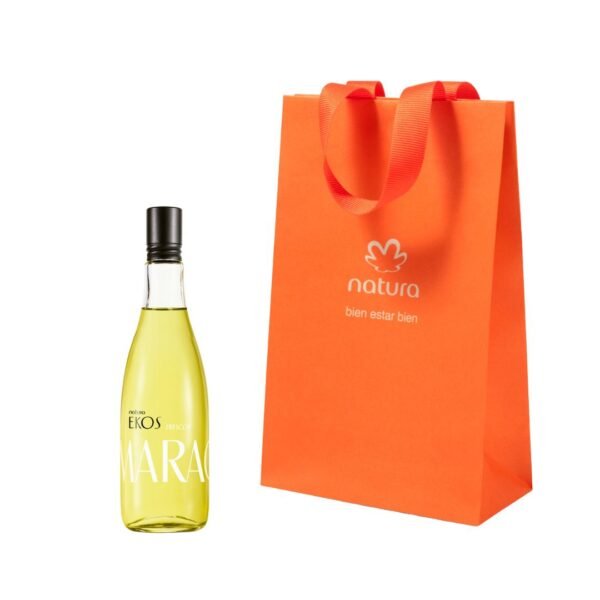 Perfume Natura Ekos Frescor de Maracuyá. La fragancia se presenta en un frasco de vidrio transparente con líquido de color amarillo claro y tapa negra. El producto está acompañado por una bolsa de regalo de color naranja con el logo de Natura