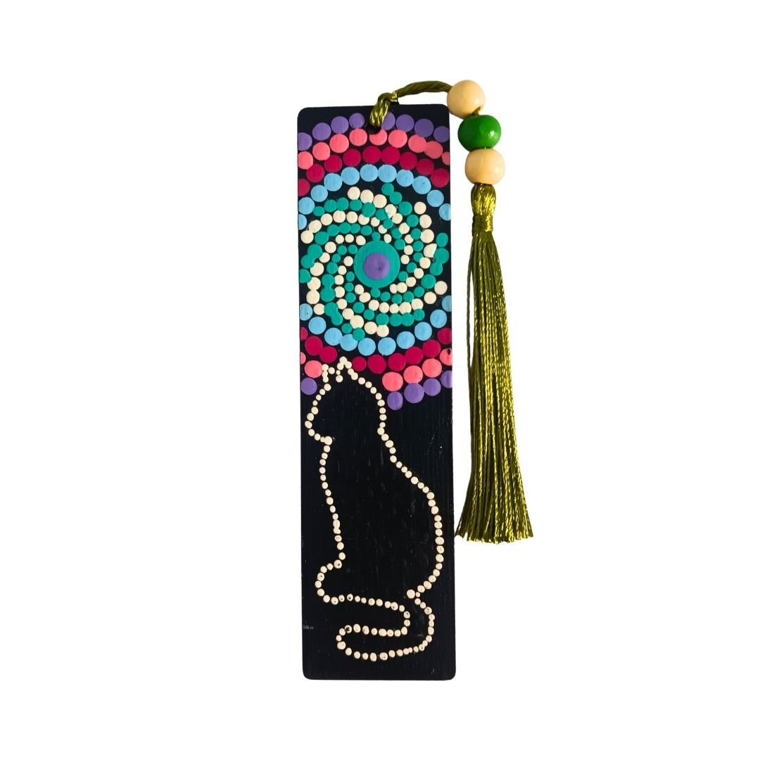 Separador de libros de madera negra con diseño de gato y un mandala en espiral con tonos verde y turquesa. Termina con una borla de hilo verde oliva oscuro atada con cuentas de madera.