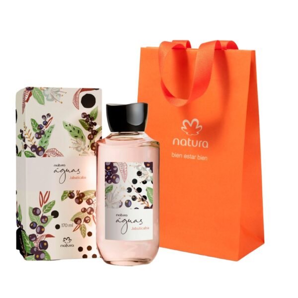 Kit de regalo Natura Aguas Jabuticaba. Sobre un fondo blanco se muestran la caja rectangular, la botella de 150 ml y la bolsa de regalo naranja. La caja, a la izquierda, está estampada con jabuticabas y hojas en tonos morados y verde oliva. La botella transparente, ubicada en el centro, contiene un líquido lila pálido y tiene un tapón negro. A la derecha, la bolsa de regalo es de color naranja intenso con el logo "Natura bien estar bien".