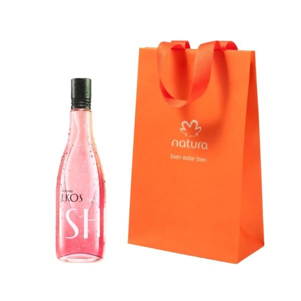 Kit de regalo Natura Ekos Ishpink. Sobre un fondo blanco se muestran dos productos: una botella de fragancia y una bolsa de regalo naranja. La botella de fragancia "Ekos Ishpink", a la izquierda, es transparente con un líquido rosado vibrante y está cubierta de pequeñas gotas de agua que simulan rocío. Tiene un tapón negro. A la derecha, la bolsa de regalo es de color naranja intenso con el logo de Natura en blanco.