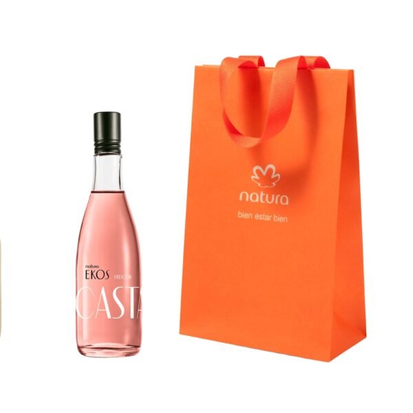 Set de fragancia Natura Ekos Frescor de Castaña de 150 ml. A la izquierda, un frasco de vidrio transparente con forma de gota estilizada y líquido color rosa suave, rematado con una tapa negra alargada. A la derecha, una bolsa de papel naranja vibrante con el logotipo de Natura y el eslogan 'bien estar bien'.