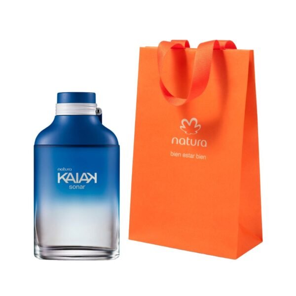 Set de fragancia Natura Kaiak Sonar. A la izquierda, un frasco de perfume con un diseño degradado que va desde un azul profundo en la parte superior hasta un vidrio transparente en la base; cuenta con una tapa azul y un detalle de anillo blanco. A la derecha, una bolsa de regalo de papel naranja vibrante con el logotipo de Natura y el eslogan 'bien estar bien