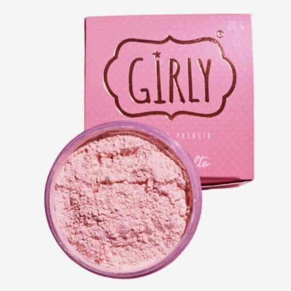 Envase circular de polvos sueltos de la marca Girly de Trendy. La imagen muestra el producto abierto, revelando un polvo fino de tono rosado suave, con su caja cuadrada de color rosa al fondo que presenta el logo en letras doradas estilizadas.
