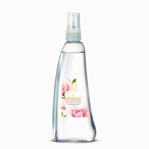 Botella de colonia refrescante Avon Magnolias & Camelias de 200 ml. El envase es transparente con una forma ergonómica y estilizada. La etiqueta muestra una ilustración delicada de flores de magnolia en tonos rosados.