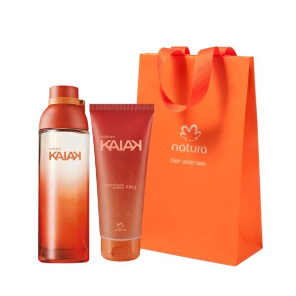 Kit de regalo Natura Kaiak para mujer. La imagen presenta un frasco de perfume con un degradado en tonos naranja y ámbar, acompañado de un tubo de jabón líquido de 200 g en color naranja vibrante. El conjunto se muestra junto a la clásica bolsa de regalo naranja de Natura que incluye el logo y el lema "bien estar bien".
