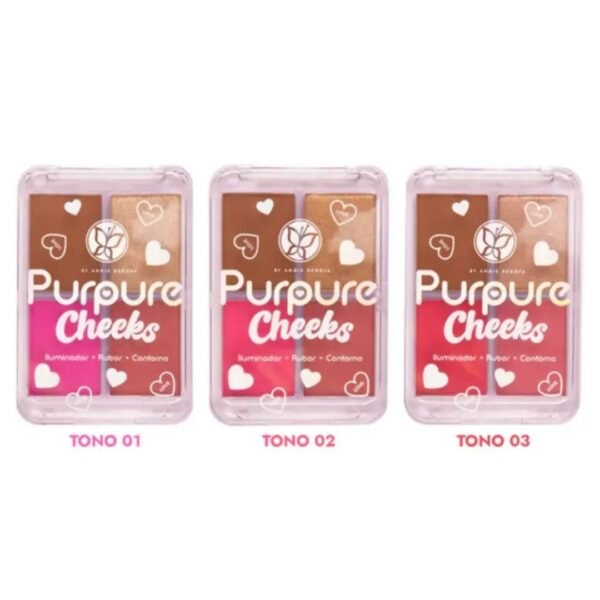 Fotografía de producto con fondo blanco que muestra tres paletas de rostro cuadradas con empaque transparente de la marca Purpure Cheeks de Angie Bedoya. De izquierda a derecha están etiquetadas como "TONO 01", "TONO 02" y "TONO 03". Cada una contiene cuatro compartimentos con iluminador, rubor y contorno en diferentes intensidades de rosa, marrón y bronce, decoradas con pequeños corazones blancos en la tapa.