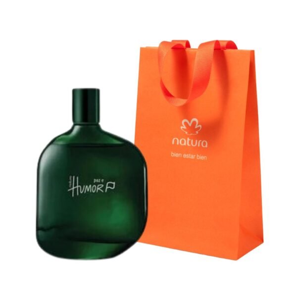 Perfume masculino Paz e Humor de Natura en envase de vidrio verde oscuro, junto a una bolsa de regalo de color naranja con el logotipo de la marca y la frase "bien estar bien". Fondo blanco.
