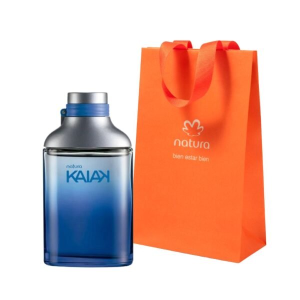 Botella de perfume Natura Kaiak para hombre en tonos azul degradado con hombreras plateadas y un detalle azul en el cuello, situada al lado de una bolsa de regalo de papel naranja con el logotipo de Natura "bien estar bien".