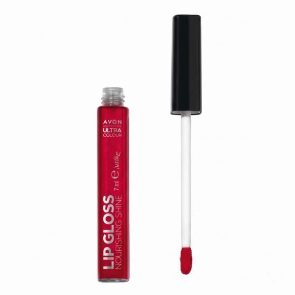 Envase abierto de brillo labial "Avon Ultra Colour Lip Gloss" sobre un fondo blanco limpio. A la izquierda, el tubo cilíndrico transparente muestra un contenido de color rojo vibrante con acabado brillante; lleva impreso el logotipo de Avon en letras blancas y las palabras "LIP GLOSS NOURISHING SHINE" en dirección vertical. A la derecha, la tapa alargada de plástico negro se sostiene de forma vertical, mostrando el aplicador integrado con una varilla blanca que termina en una punta de esponja impregnada con el brillo rojo.