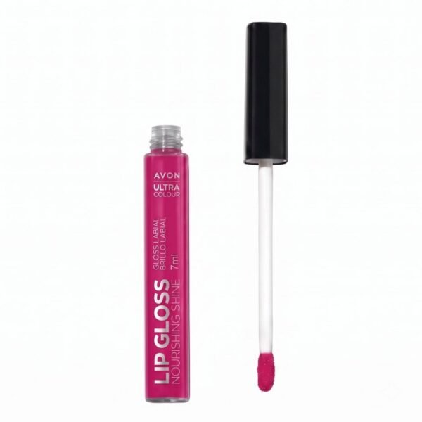Brillo labial "Avon Ultra Colour Lip Gloss" abierto, presentado verticalmente sobre fondo blanco. A la izquierda se encuentra el tubo cilíndrico con un tono rosa fucsia opaco y saturado (color Cotton Candy), detallando el texto en blanco "Gloss Labial / Brillo Labial 7ml" y "LIP GLOSS NOURISHING SHINE". A la derecha y de forma paralela, la tapa negra brillante se ubica de manera vertical con su varilla blanca extendida hacia abajo, finalizando en un aplicador de esponja con una gota de gloss rosa translúcido.