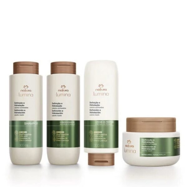 Kit de cuatro productos Natura Lumina para el cuidado del cabello rizado sobre un fondo blanco. De izquierda a derecha: una botella de shampoo de 300 ml, una de acondicionador de 300 ml, una crema para peinar invertida de 300 ml y un tarro redondo de máscara de tratamiento. Todos los envases son de color crema con una franja verde oliva y tapas marrones.