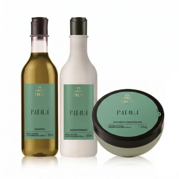 Set de tres productos para el cabello de la línea Natura Ekos Patauá. Incluye una botella translúcida de shampoo de 300 ml que muestra un líquido dorado, una botella blanca de acondicionador de 300 ml y un tarro circular de mascarilla fortalecedora de 200 g. Todos los productos tienen etiquetas de color verde menta y tapas negras.