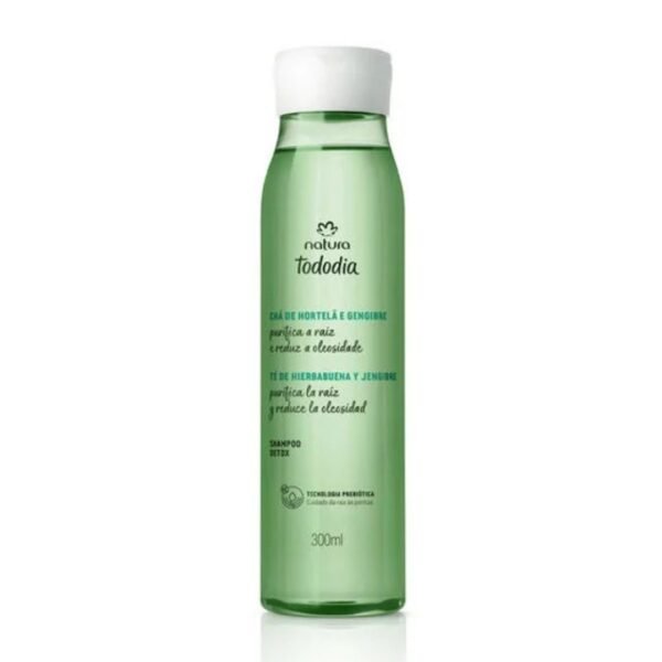 Una botella vertical de Shampoo Detox Natura Tododia de 300 ml. El envase es translúcido de color verde claro y cuenta con una tapa dosificadora blanca. En la etiqueta se lee que contiene té de hierbabuena y jengibre para purificar la raíz y reducir la oleosidad.