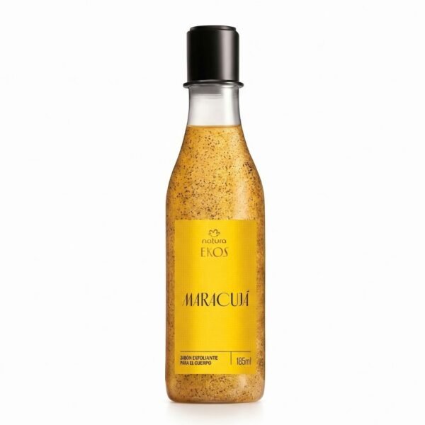 Fotografía de estudio sobre fondo blanco impecable. Se muestra en posición vertical un envase transparente tipo botella de vidrio que contiene un jabón líquido exfoliante corporal con textura viscosa de color amarillo dorado y pequeñas partículas exfoliantes oscuras visibles en su interior. La botella está coronada por una tapa de plástico negro brillante. En la mitad inferior del envase lleva una etiqueta rectangular de color amarillo vibrante con el logotipo "natura EKOS" en la parte superior, la palabra "MARACUJÁ" en tipografía grande y estilizada en el centro, y en el borde inferior la descripción del producto: "JABÓN EXFOLIANTE PARA EL CUERPO" junto a la indicación de volumen "185ml".