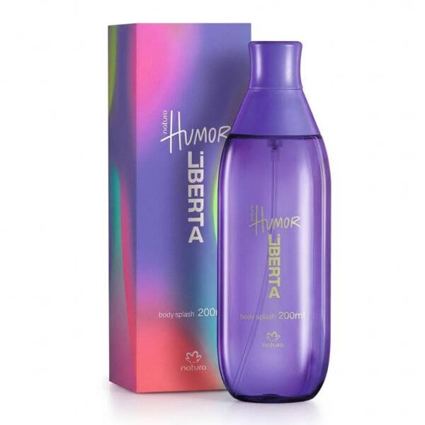 Fotografía de producto sobre fondo blanco uniforme. En el centro aparece un envase de body splash de la marca Natura, línea Humor Liberta, junto a su caja de empaque a la izquierda. La botella es de vidrio translúcido de tono violeta o morado intenso, con silueta estilizada y una tapa cónica morada. En el cuerpo del frasco se lee en tipografía de estilo manuscrito y tipografía estilizada vertical: "natura Humor LIBERTA", seguido de "body splash 200ml" y el logotipo de tres hojas de Natura en la base. A la izquierda, la caja rectangular muestra un degradado multicolor en tonos rosa, morado, azul y verde. La caja lleva impreso el texto vertical "natura Humor LIBERTA", "body splash 200ml" y el isotipo de la marca en la parte inferior.