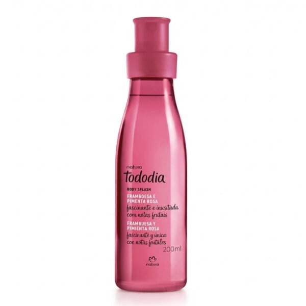 Fotografía de producto en plano medio y fondo blanco limpio. Muestra un envase de body splash de la línea Tododia de Natura. La botella es de material plástico o vidrio translúcido en un tono fucsia/frambuesa intenso con tapa del mismo color. En la etiqueta frontal, sobre el fondo fucsia, destaca la marca en tipografía estilizada negra y blanca: "natura tododia", "BODY SPLASH", y las variedades de fragancia "FRAMBOESA E PIMENTA ROSA fascinante e inusitada com notas frutais" en portugués, así como "FRAMBUESA Y PIMIENTA ROSA fascinante y única con notas frutales" en español. En la parte inferior especifica el contenido neto "200ml" y el logotipo de Natura.