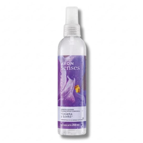 Fotografía de producto con fondo blanco puro. En el centro se ubica una botella cilíndrica de spray corporal transparente de la marca Avon Senses. El envase muestra un líquido transparente en su interior y un atomizador transparente en la parte superior. La etiqueta envuelve el frasco con una ilustración en tonos violeta y gotas de agua, donde resalta una flor de violeta de pétalos morados y centro amarillo. En el centro se aprecia la marca "AVON Senses" en letras blancas. En la sección inferior blanca de la etiqueta se detalla: "ORIENTAL GARDEN COLONIA SPRAY CORPORAL Violeta y Lichi con EXTRACTO DE ORIGEN NATURAL" y "CONTENIDO NETO: 200 ml"